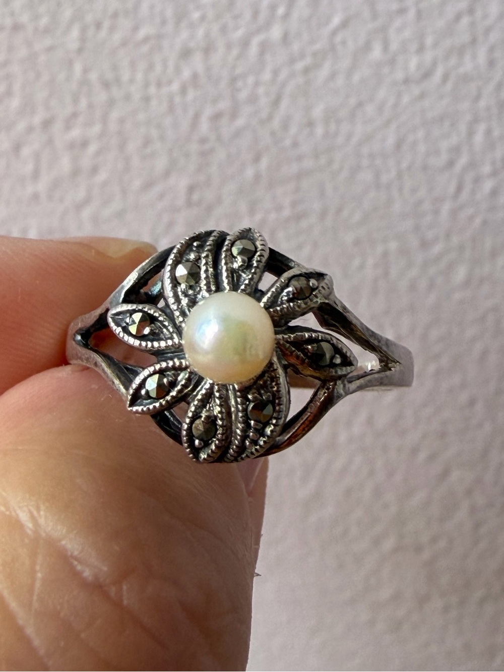 VINTAGE ROUND WHITE PEARL & MARCASITES RING 925 STERLING SILVER - Picture 5 of 16